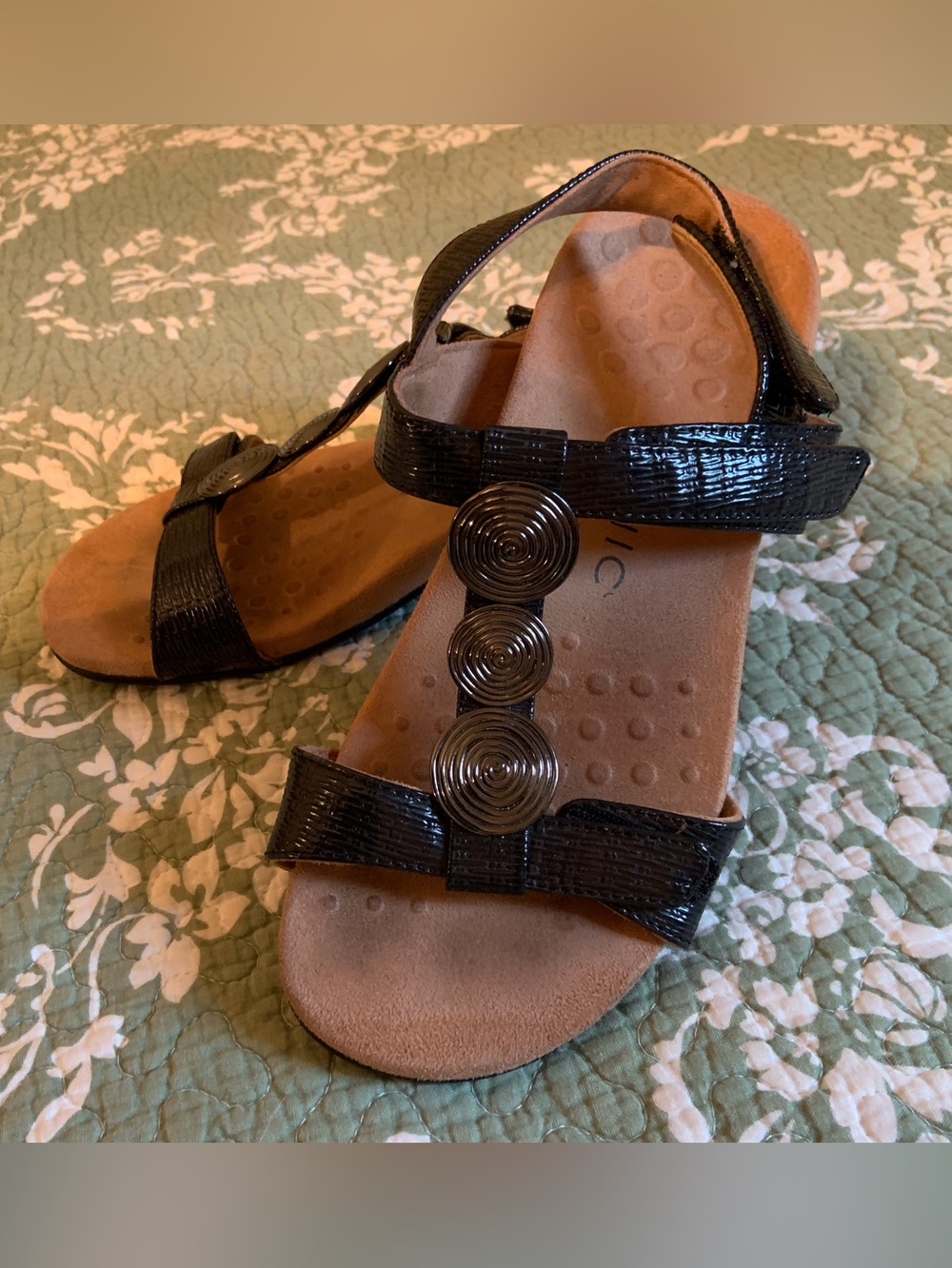 Vionic Sandals 6 Pretty black color silver hardware/design Planter Fasciitis